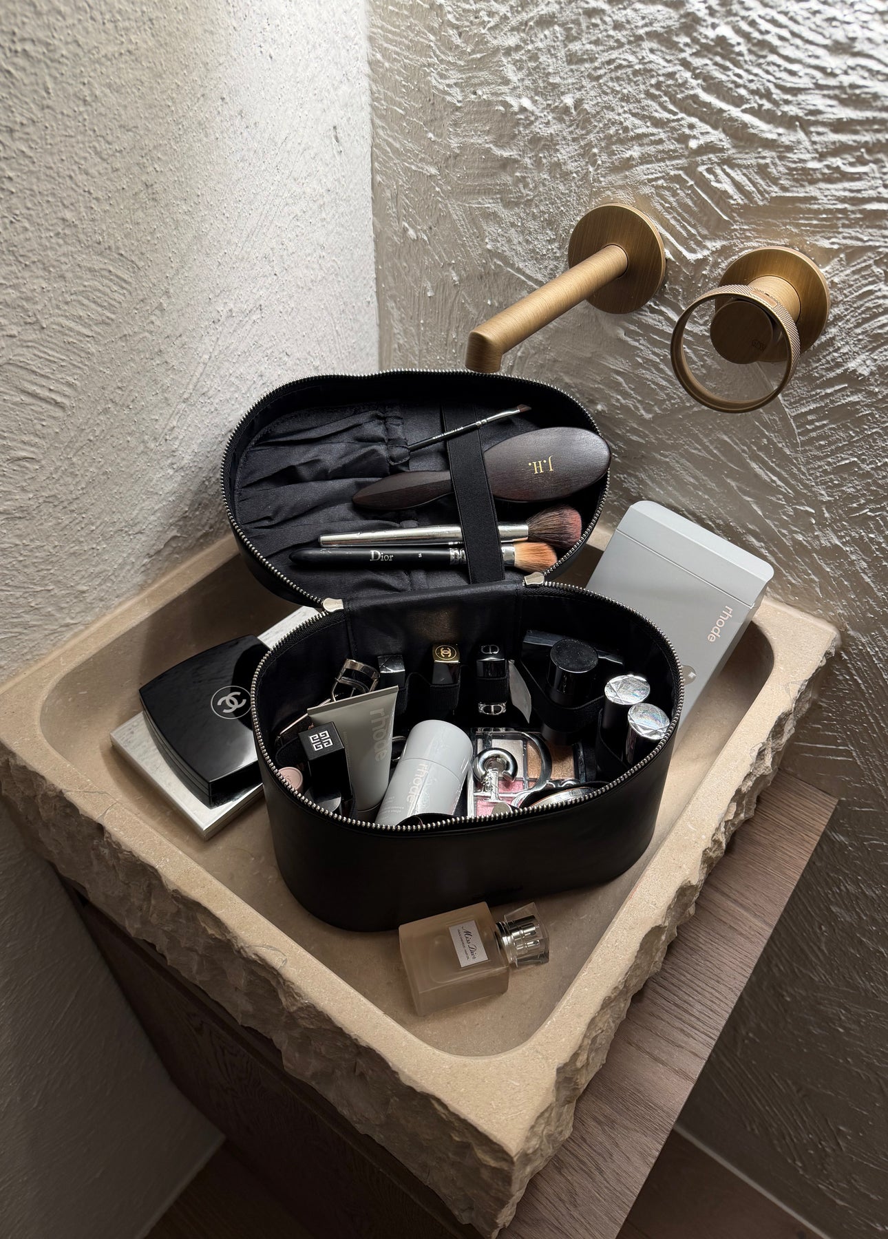 dark luxury bathroom with midnight vanity case CASCAS makeup organizer