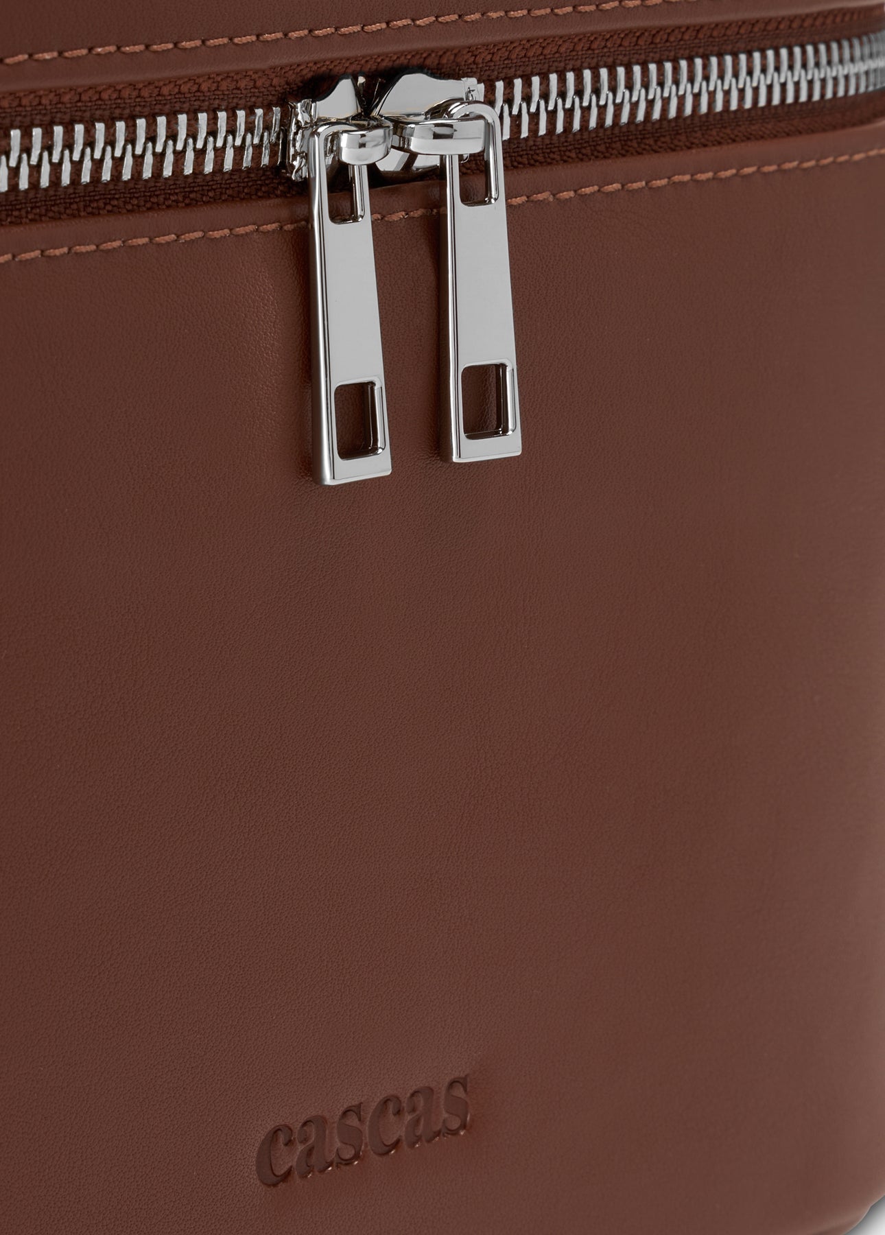 CASCAS oak beauty case zipper detail premium vegan leather texture
