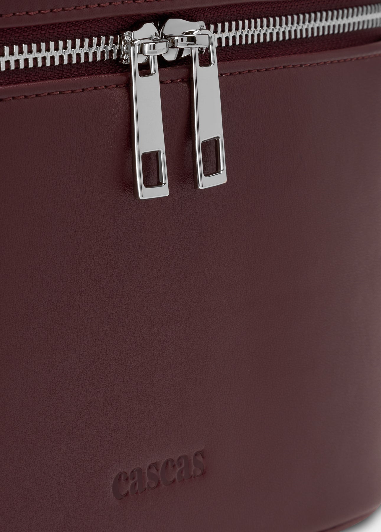CASCAS rouge beauty case zipper detail red vegan leather texture